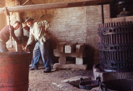 Il cantinone Devasini in "attività", negli anni '70 (foto: Livio Pavese) - Silvio, Ermenegildo e Mario Devasini